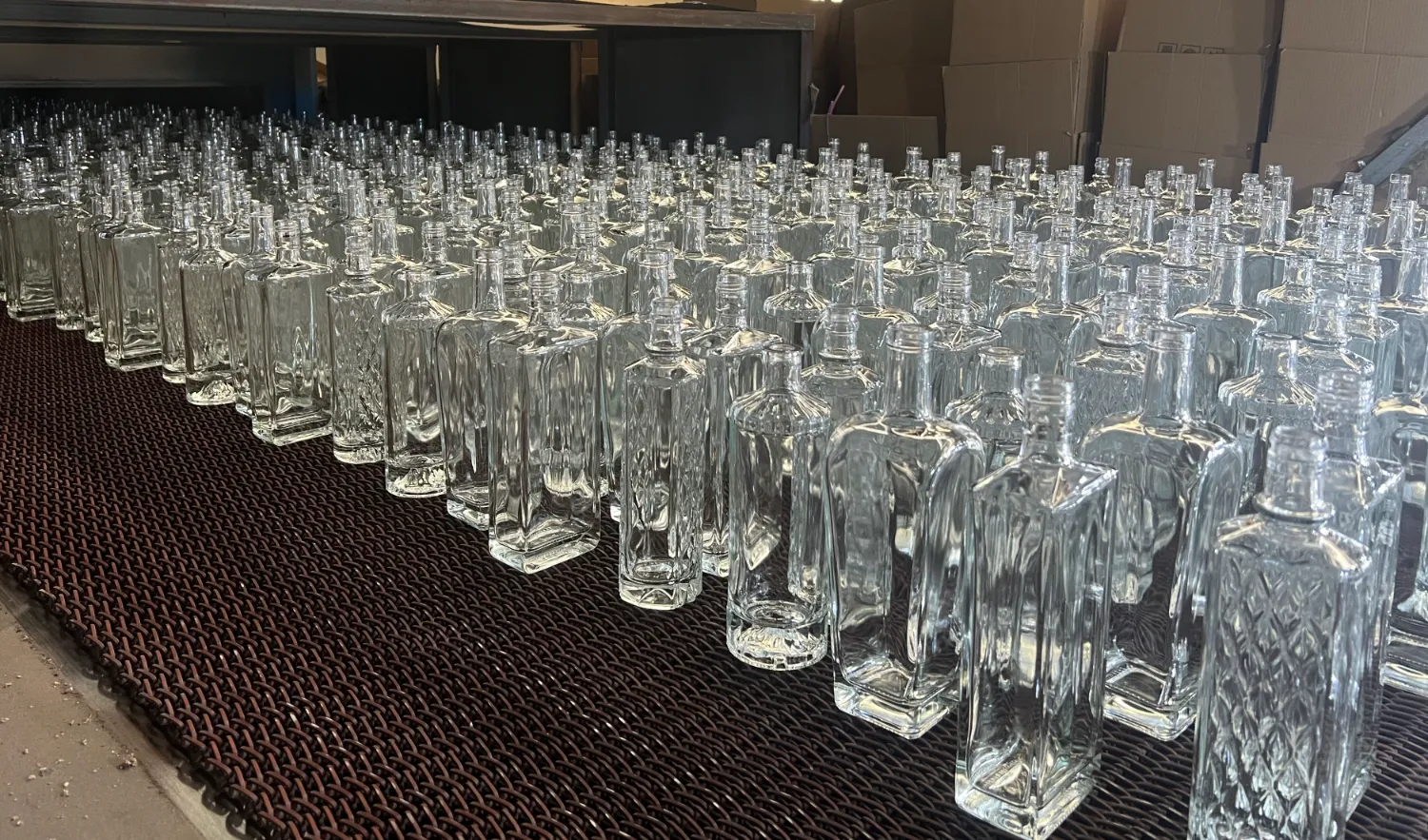 Custom embossed spirits bottles: Mold process, costs, and standards